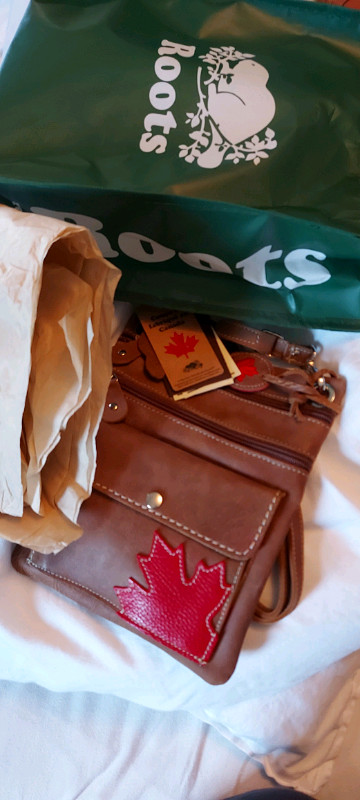 BRAND NEW ROOTS CROSSBODY BAG with tags still on in Women's - Bags & Wallets in Thunder Bay - Image 2