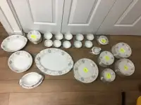 Set de vaisselle avec bordure argentée