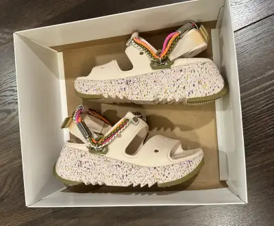 Used once indoor Crocs Hiker Xscape Festival Sandal M4/W6