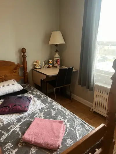Twin shared bedroom for female students only