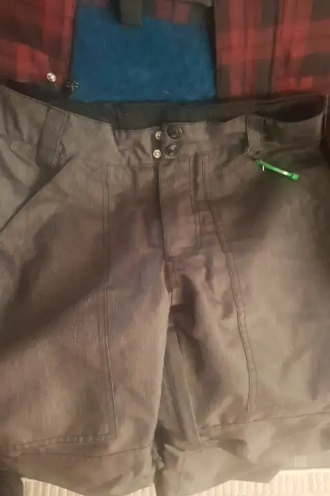 Snowboard jacket and pants in Men's in Kitchener / Waterloo - Image 5
