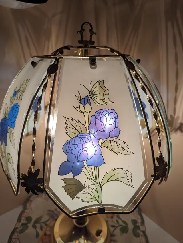Butterfly and Flowers Lamp 23 Tall 6 Glass Panels in Home Décor & Accents in Edmonton - Image 5