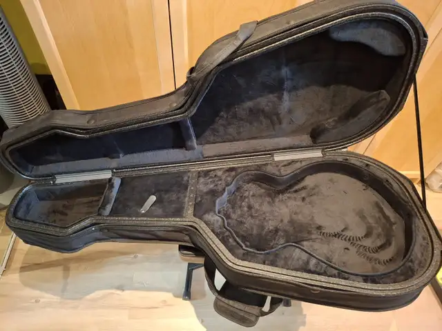 Godin TRIC Guitar case for thinline/electric in Guitars in Markham / York Region - Image 2