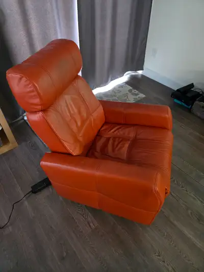 Leather intact Nothing broken Electric (needs to be connected to an outlet) No stains Cash or eTrans...