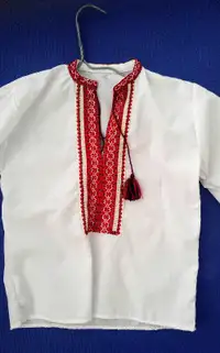 Vyshyvanka - chemise traditionelle Ukrainienne pour garçon NEUVE