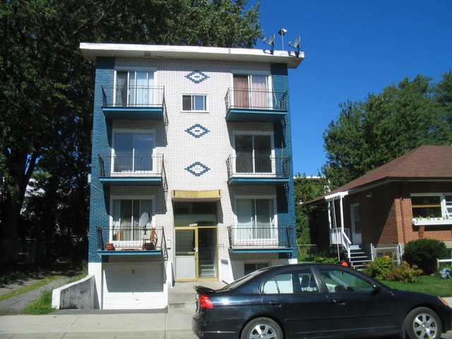 Renovated 4-1/2 Near Metro Lasall for Rent — photo 1