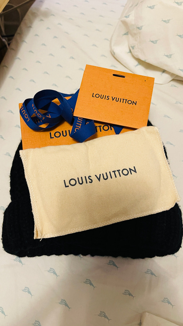 Authentic Louis Vuitton Key Pouch in Women's - Bags & Wallets in Mississauga / Peel Region - Image 2