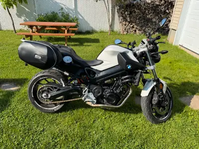 F800r 2011 en excellente état. Viens avec les coffres givi de coté Pare-brise puig Pogné chauffante...