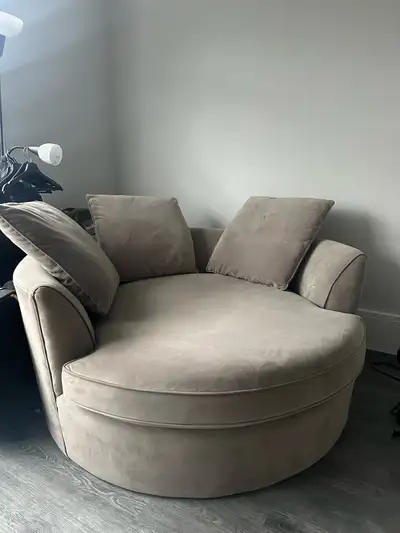 Perfect condition! No damages. 5 feet in diameter.