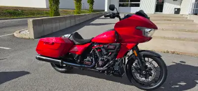 Bike d'exception Harley Davidson Road Glide CVO ST division haute performance avec seulement 514 KM,...