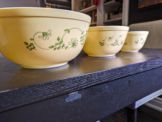 Vintage Pyrex Shenandoah mixing bowl set in Kitchen & Dining Wares in City of Toronto - Image 3