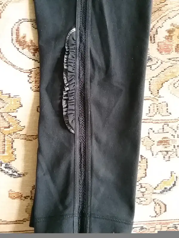 Lululemon Wunder Under Crop Ruffle Black in Women's - Bottoms in City of Toronto - Image 6