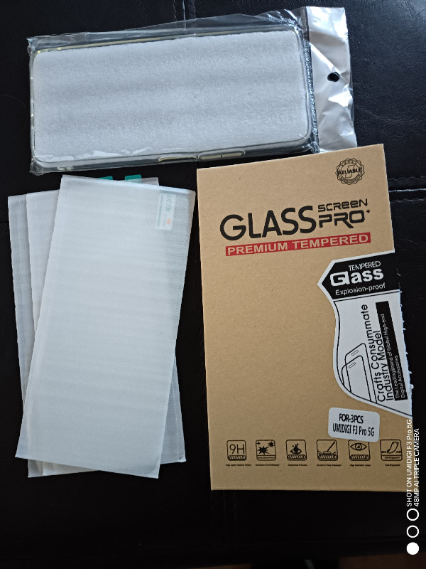 Cell phone case and 3 screen protectors in Cell Phone Accessories in Charlottetown