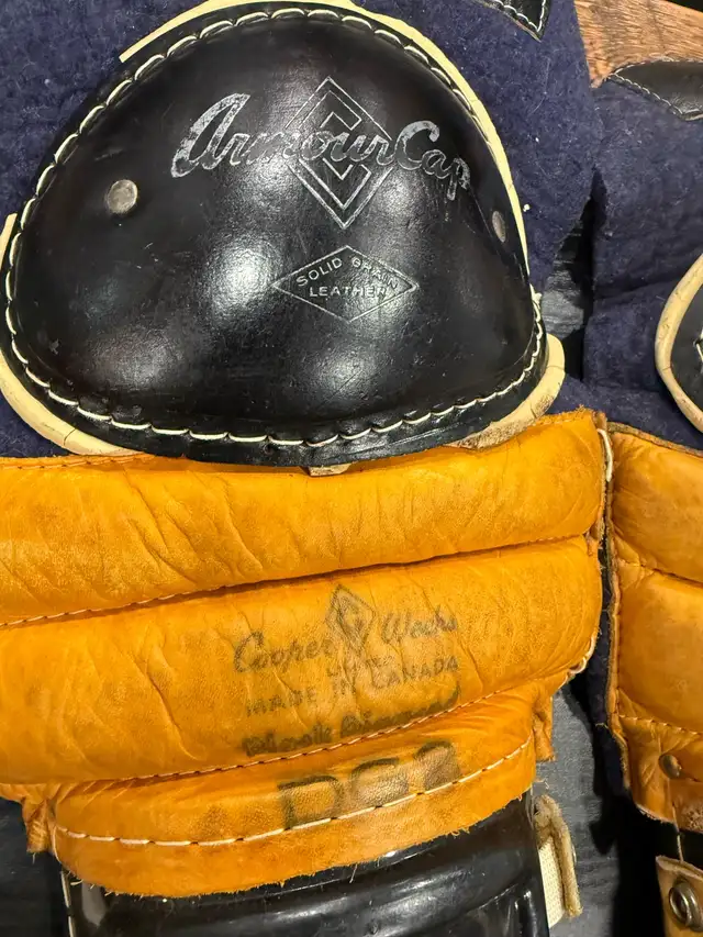 Vintage Hockey Gear – Chest Protector + Shin Guards in Baseball & Softball in Kitchener / Waterloo - Image 3