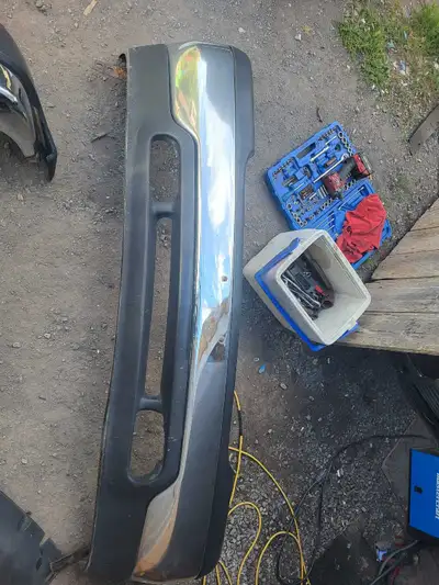 Front bumper for 2000 gmc pickup in good condition no cracks in plastic