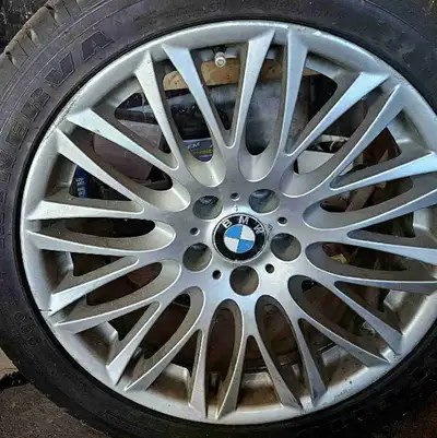 Selling a used 22-inch original BMW X5 rim with a winter tire, offering both style and seasonal perf...
