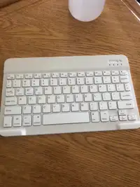 iPad Keyboard (Bluetooth)