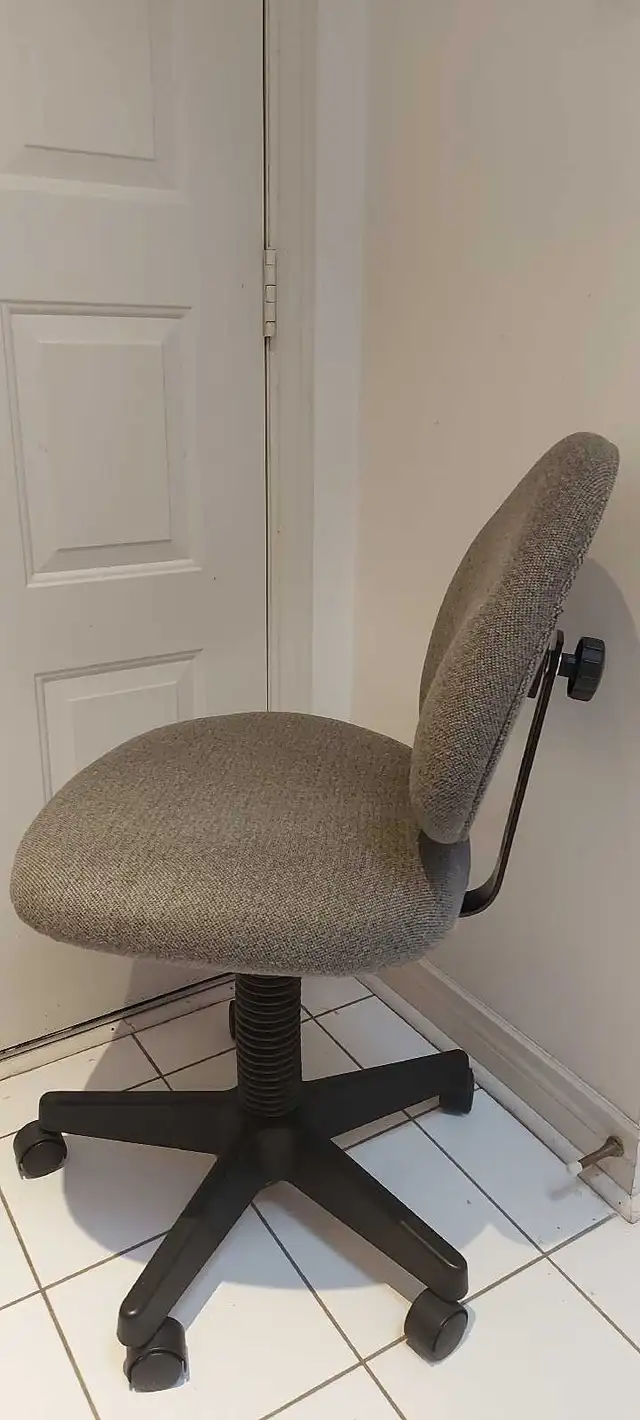 Basic office chair in Chairs & Recliners in Markham / York Region - Image 3