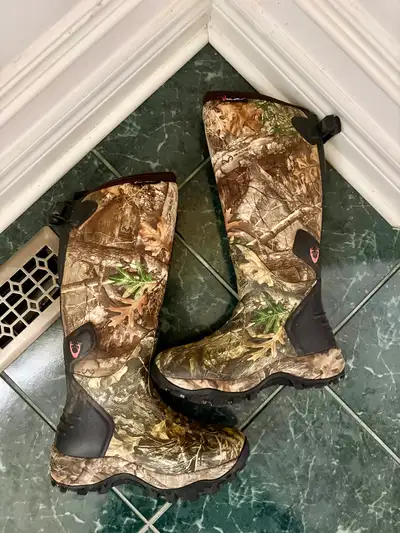 Huntshield GVS #CTI1871600 women's size 7 neoprene high top boots in a camouflage pattern, perfect f...