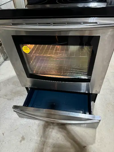 Samsung Smooth Top Stove For Sale!! It has One Triple Expandable, One Dual Expandable n Two Standard...