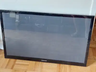 Samsung TV Selling a Samsung TV 44 inches, View more