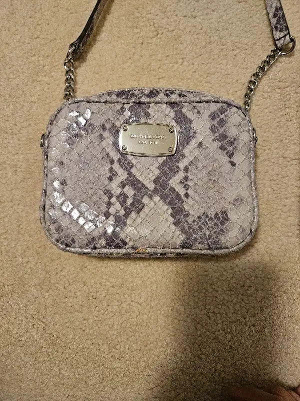 Michael Kors Crossbody Bag Women in Women's - Bags & Wallets in Markham / York Region - Image 3