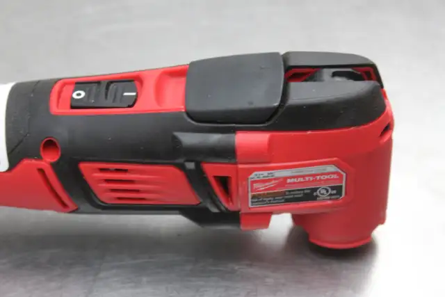 Milwaukee M18 18-Volt Oscillating Multi-tool in Power Tools in Peterborough - Image 4