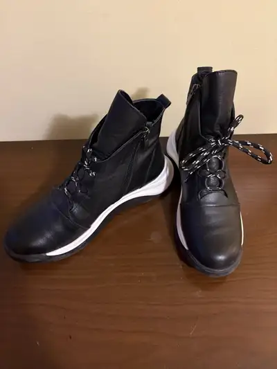 New woman shoes size 8,5, View more