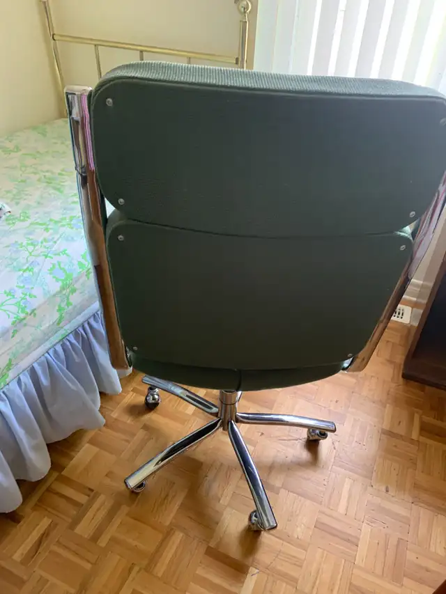 Executive office chair in Chairs & Recliners in City of Montréal - Image 4