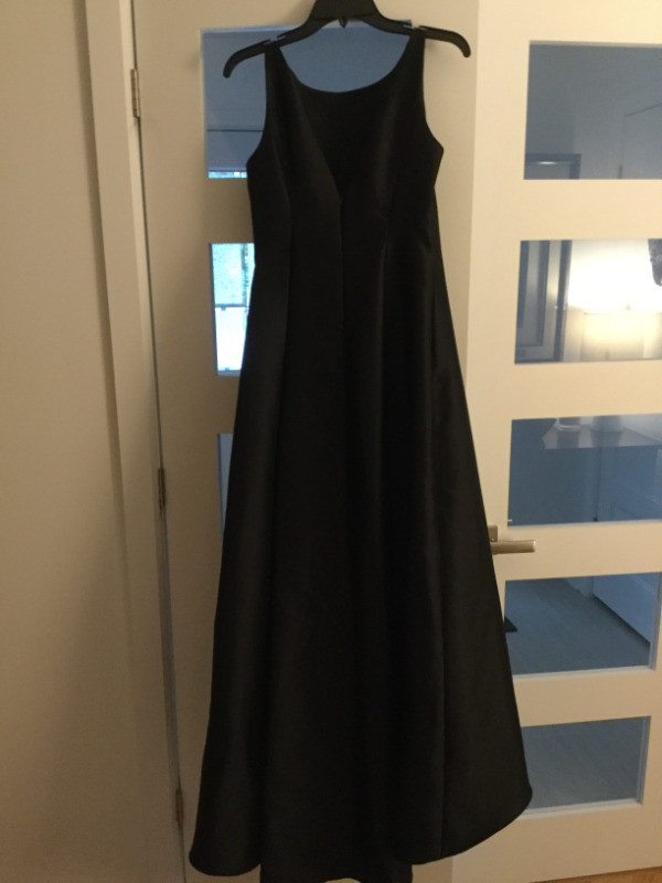 Magnifique robe noire satin Adrianna Papell dans Femmes - Robes et jupes  à Longueuil/Rive Sud - Image 2