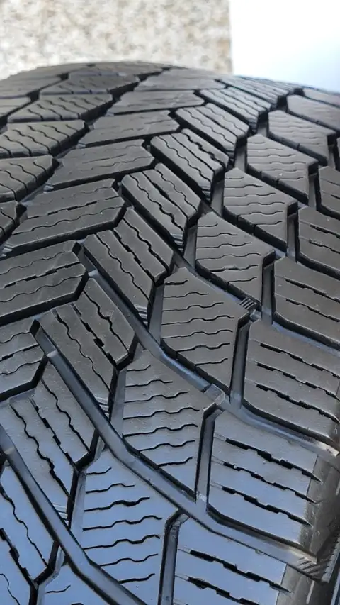 225/45R/17 MICHELIN X ICE SNOW TOIRES IN VERY GOOD CONDITION in Tires & Rims in Dartmouth - Image 5