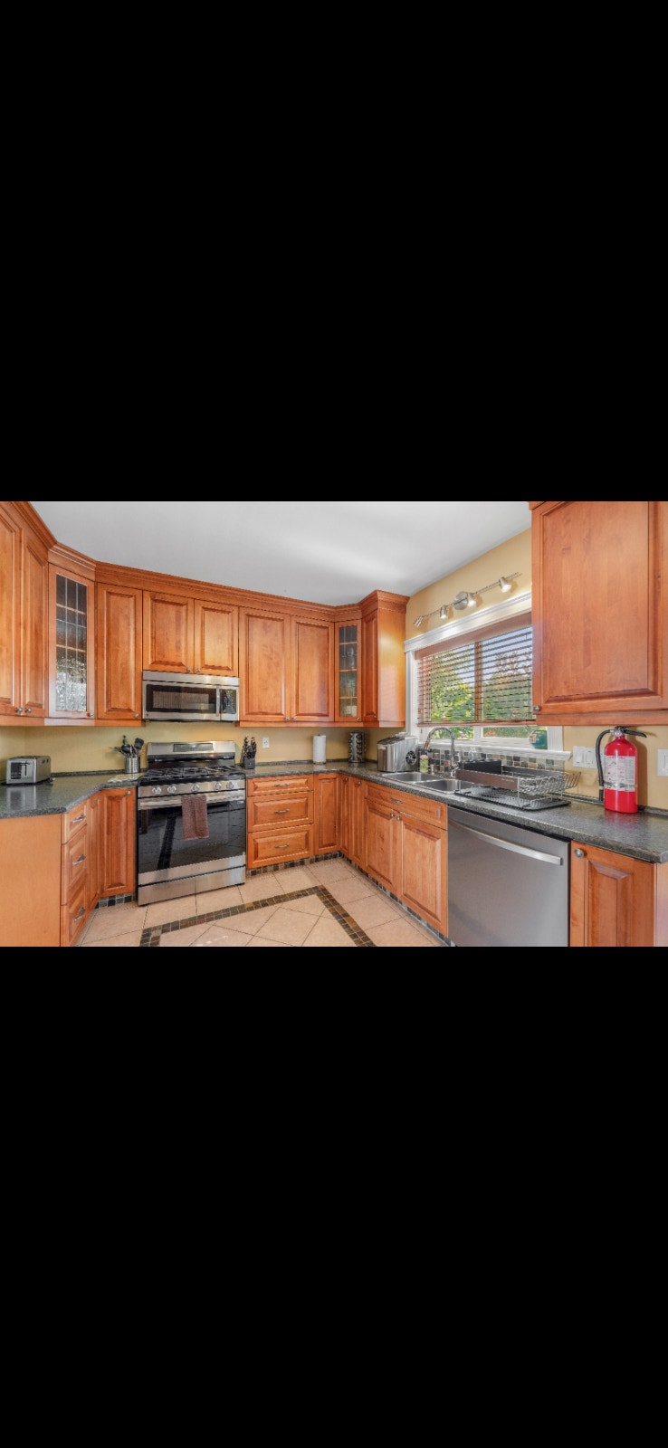 Fully furnished 3 bed 2 bath 2400 sqft home for rent 2