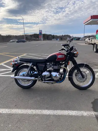 -Great looking T100 in near factory new condition -Only 950 kms, maintained and stored indoors since...