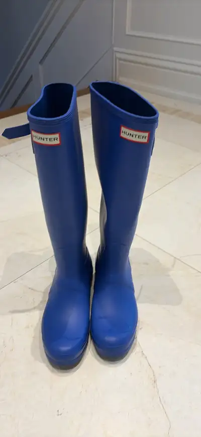 These authentic Hunter rain boots are in good condition and ready to keep your feet dry on rainy day...