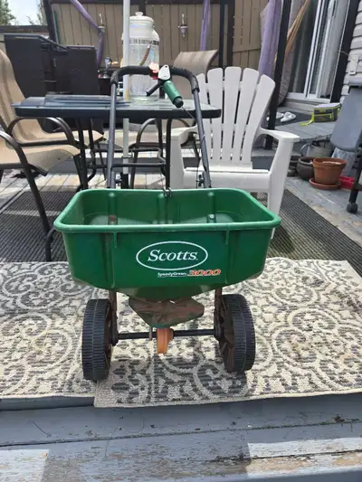 Maintain your lawn with this reliable Scotts SpeedyGreen 3000 broadcast spreader, perfect for evenly...