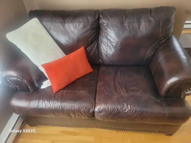 set sofa et causeuse in Couches & Futons in Laval / North Shore - Image 5