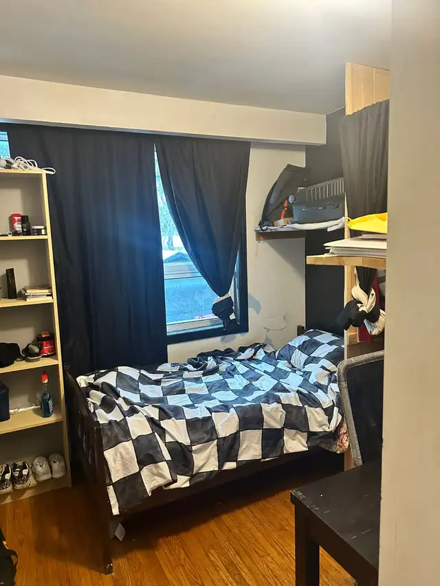 Furnished room avail in 3bdrm apt Vaughan/Oakwood