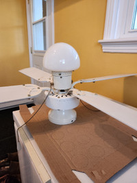 Ventilateur plafonnier blanc avec lumière 4 pales