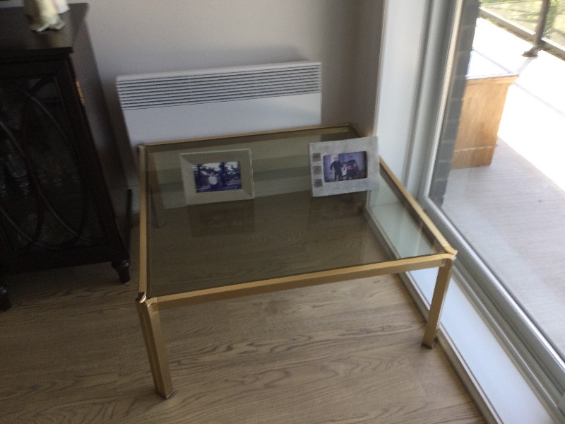 Table à café en vitre plaqué or / goldplated glass coffee table