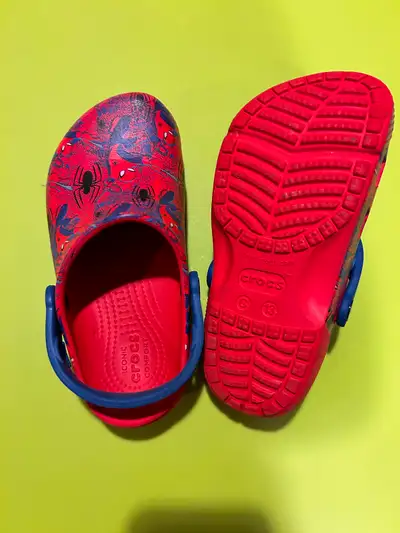 These pre-loved Crocs Spider-Man, Dark Blue and Olaf kids clogs are perfect for any little superhero...