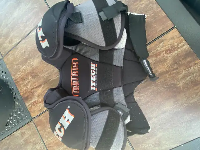 Youth hockey equipment in Hockey in Edmonton - Image 6