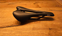 Cycling saddle with carbon rails 