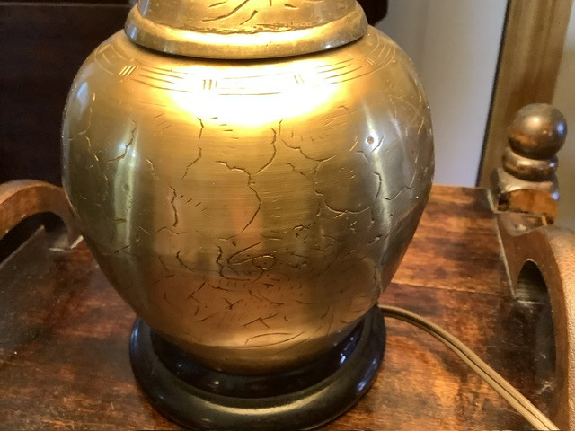 Vtg Brass Tri-Light Lamp w Unique Embossed Etchings Silk Shade in Indoor Lighting & Fans in Belleville - Image 2