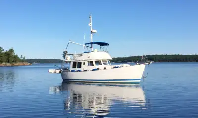 Bateau de type Trawler 40' de Willard Marine bateau américain construit à Anaheim en Californie extr...