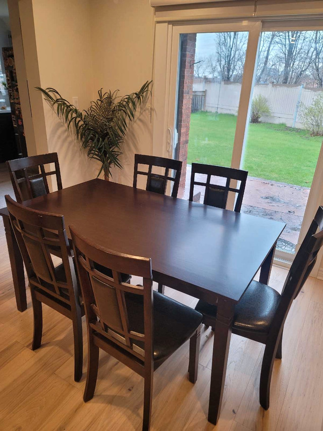Dining table and 6 chairs in Dining Tables & Sets in Mississauga / Peel Region - Image 4