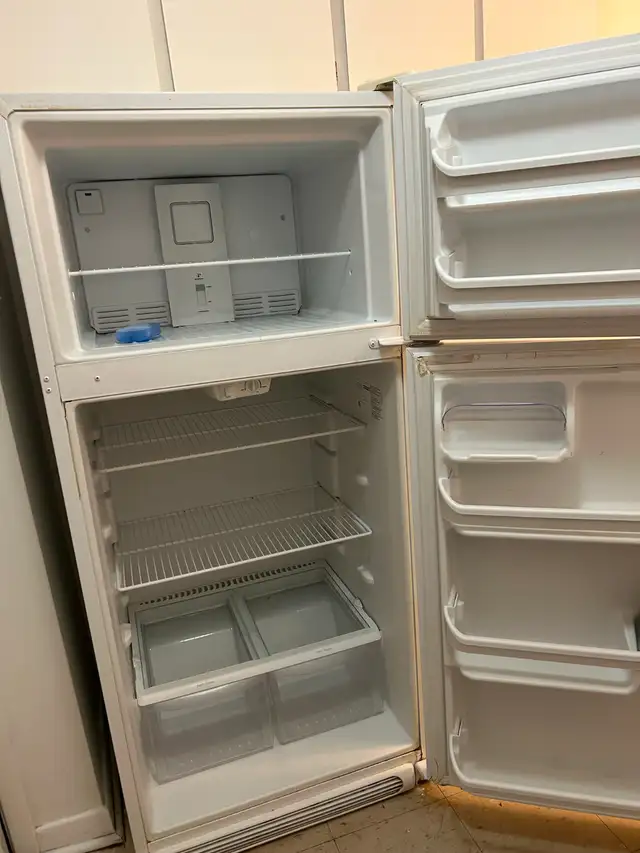 Réfrigérateur Frigidaire 30 pouce, cuisinière Whirlpool à vendre in Refrigerators in City of Montréal - Image 3