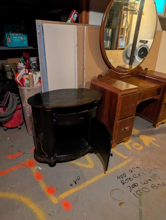 1930 era drop center vanity w mirror in Dressers & Wardrobes in Calgary - Image 6