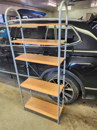 Sturdy adjustable shelf