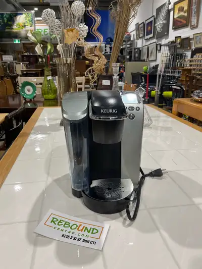 Brew a perfect cup every time with this Keurig K70 single-serve coffee maker! This machine is 120 Vo...