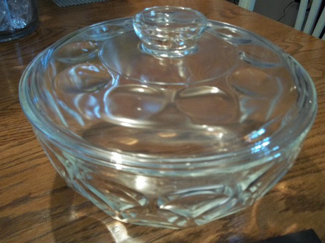 "Pyrex" casserole dish/plus 2 serving dishes in Kitchen & Dining Wares in Hamilton - Image 2